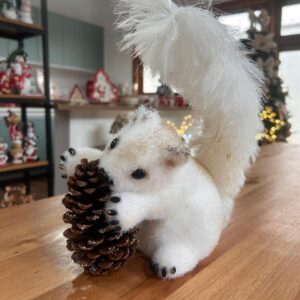 Esquilo com pinha 24cm