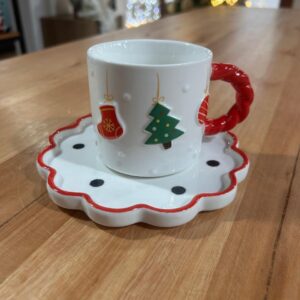 Caneca com pires branco e vermelho