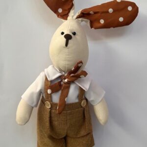 Coelho de tecido em pé branco e marrom 43cm