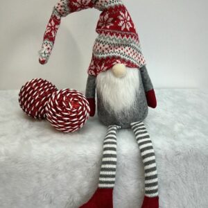 Papai Noel escandinavo sentado com bolas decorativas