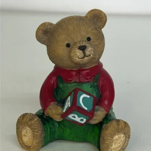 Urso roupa verde e verm com cubo em resina 8cm