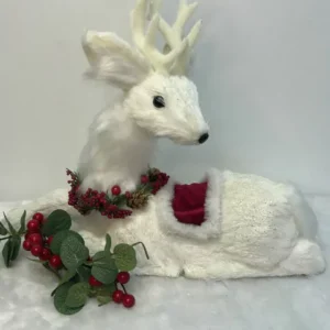 Rena branca deitada com colar de pinha 30x42cm