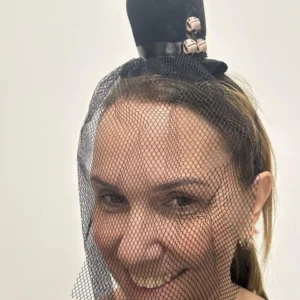 Tiara chapéu, caveiras e véu