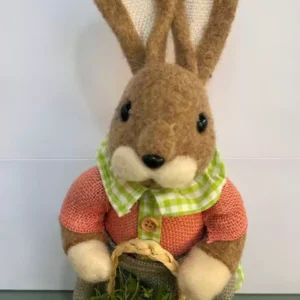 Coelha em pé feltro bege roupa rosa 40cm