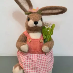 Coelha em pé feltro bege roupa xadrez bca rosa 37cm