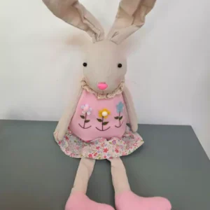 Coelha de tecido sentada branco e rosa médio