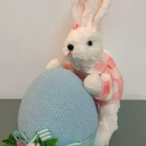 Coelha roupa rosa com ovo azul 33cm