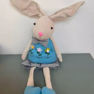 Coelho de tecido sentado branco e azul grande