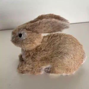 Coelho deitado pelúcia marrom 20cm