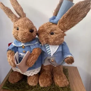 Casal de coelhos abraçados roupa azul 45cm