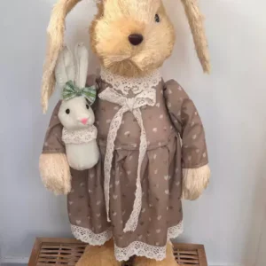 Coelha em pé de palha bege 60cm