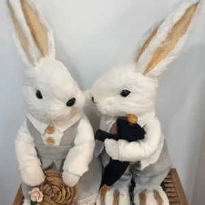 Casal de coelhos abraçados roupa branca 40cm