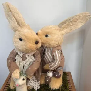 Casal de coelhos abraçados roupa bege 40cm