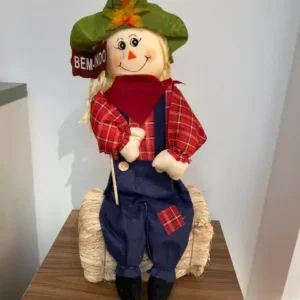 Espantalho menino sentado no feno 55cm