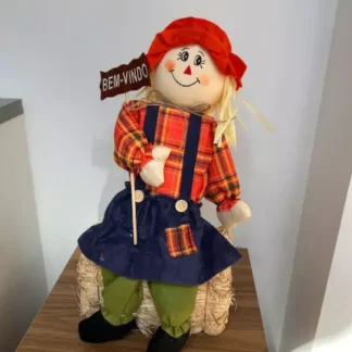 Espantalho menina sentada no feno 50cm