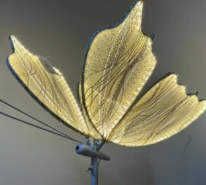 Borboleta com led dourada 60x44x170cm