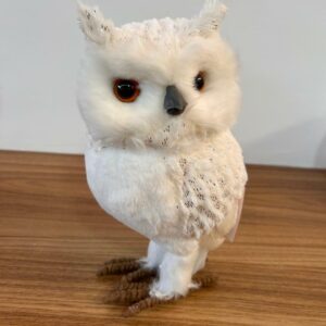 Coruja branca de pelúcia com 27cm