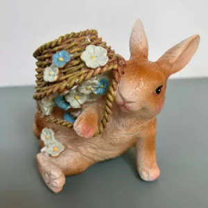 Coelho com cesta de resina