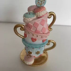 Xícara com macarrons de resina 18cm