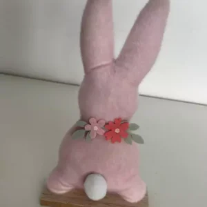 Coelho rosa pelúcia base madeira 25cm