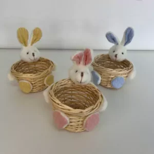 Cestinha de palha com coelho colorido 11cm