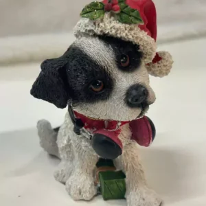 Cachorro preto e branco com gorro em resina 12cm