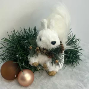 Esquilo branco em pé com colar de pinhas 18cm