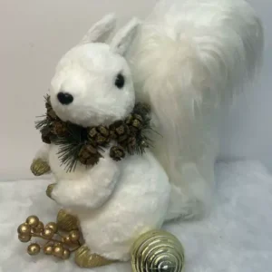 Esquilo branco em pé com colar de pinhas 33cm