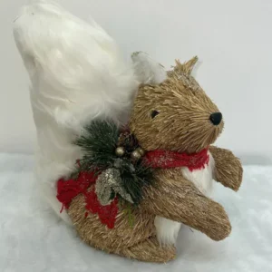 Esquilo natural com cachecol vermelho