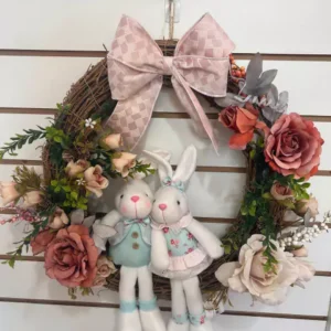 Guirlanda rústica com casal coelhos e rosas 60cm