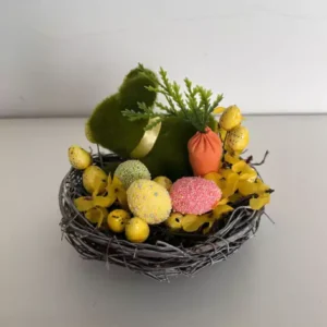 Arranjo de mesa ninho rústico com coelho musgo 15x15cm