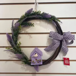 Guirlanda de vime atemporal com casinha e lavandas