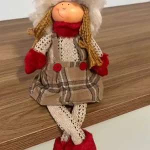 Menina sentada vermelha roupa marrom 20cm