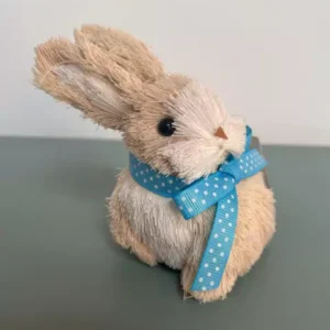 Coelho com laço azul palha 12cm