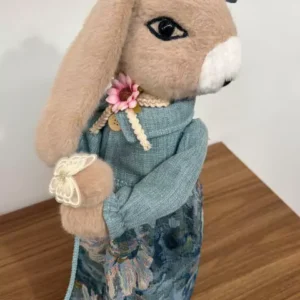 Coelha em pé com roupa azul 48cm