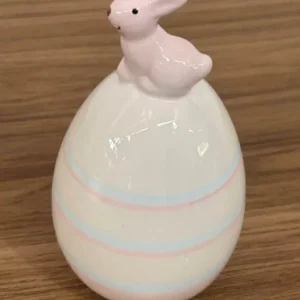 Ovo porcelana com coelho rosa