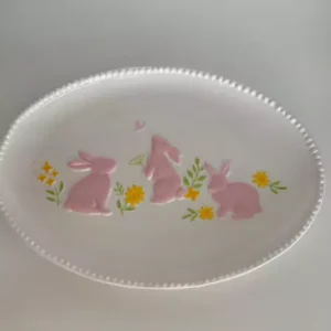 Travessa de porcelana branca com coelho relevo 36cm