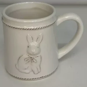 Caneca cerâmica branca com relevo 15cm