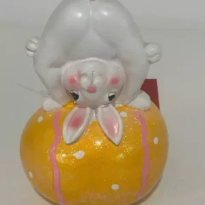 Coelho no ovo amarelo em resina 16cm