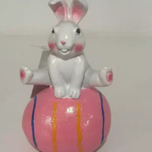 Coelho no ovo rosa em resina 16cm