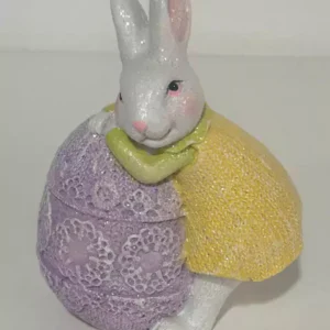 Coelho amarelo com ovo lilás em resina 13cm
