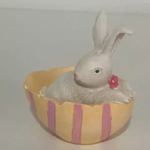 Coelho no ovo amarelo em resina 10cm