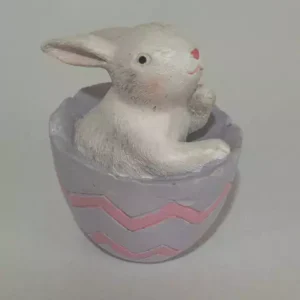 Coelho no ovo lilás em resina 10x8cm