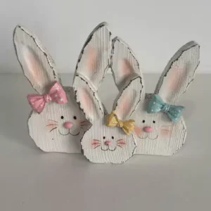 Família de coelhos em resina