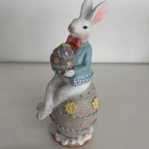 Coelho sentado no ovo de resina 22cm