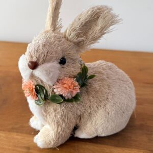 Coelho natural com flores 16x20cm
