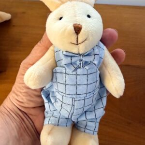 Mini coelho roupa azul 20cm