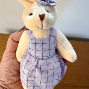 Mini coelha roupa lilás 20cm