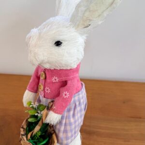 Coelha com cesto de palha 32cm