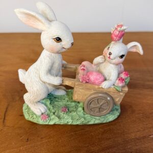 Coelhos com carriola de resina 12cm